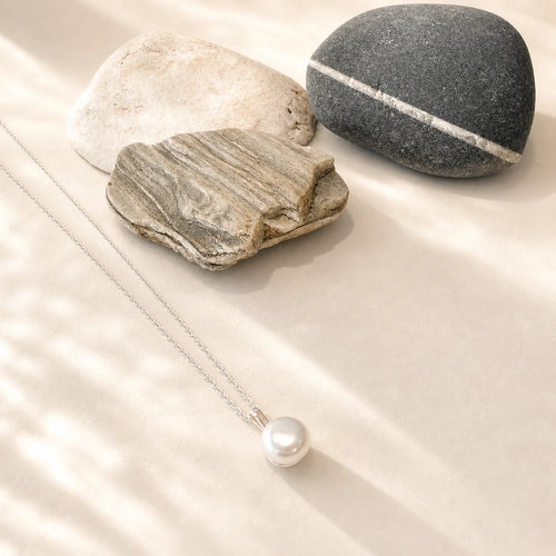 Freshwater pearl necklace 8.5mm in silver styled product image