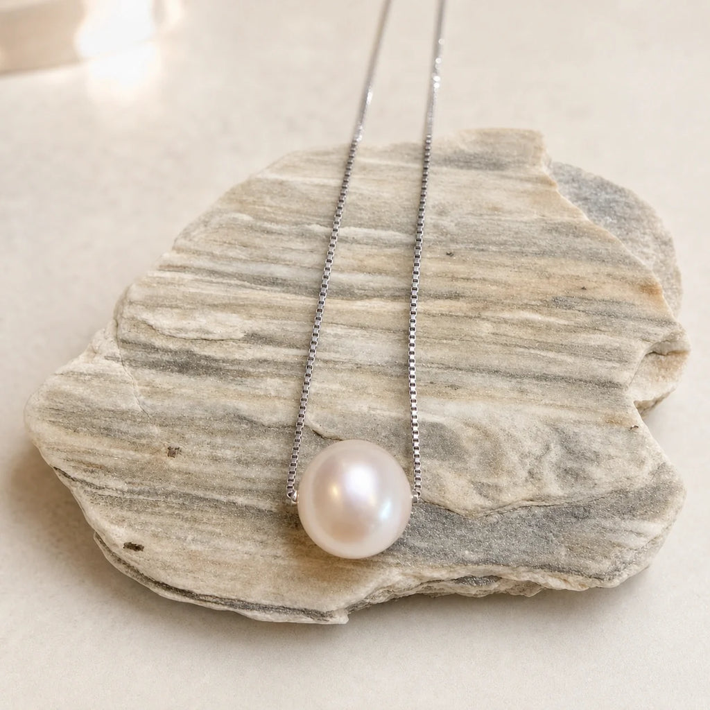Freshwater pearl necklace 8.5mm in silver styled product image