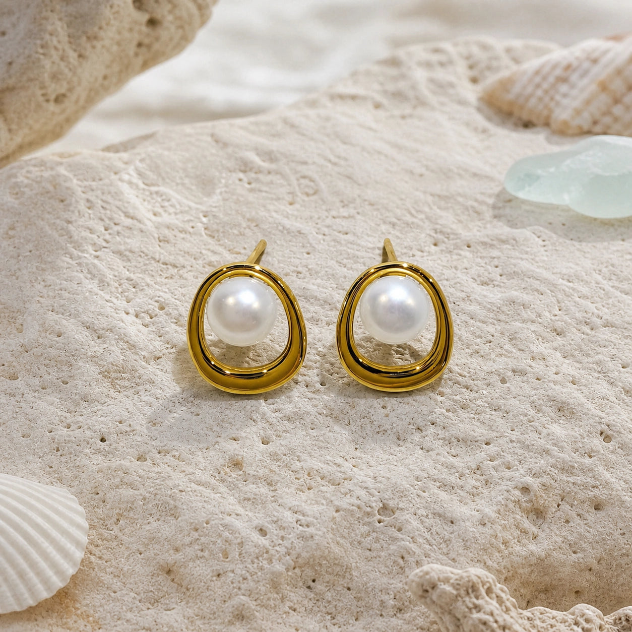 Circle freshwater pearl stud earrings product detail