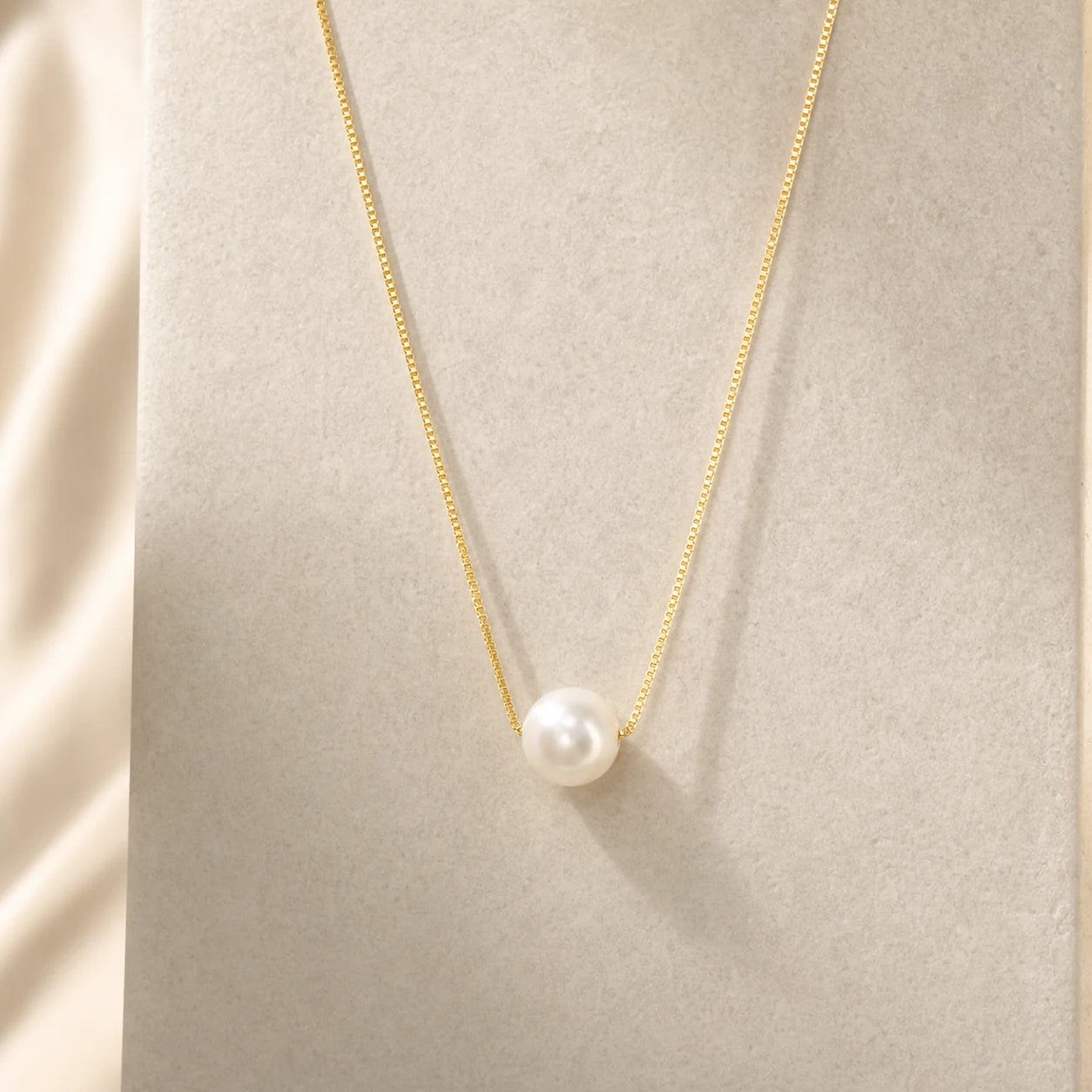 Freshwater pearl necklace 8.5mm in gold close-up product detail