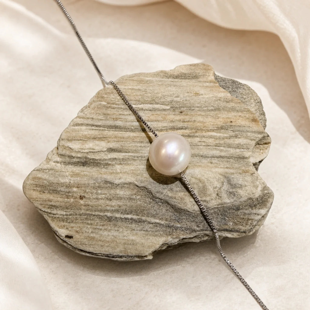Freshwater pearl necklace 8.5mm in silver close-up product detail