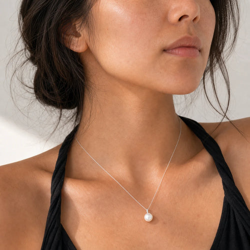 Freshwater pearl necklace 8.5mm in silver model wearing close-up