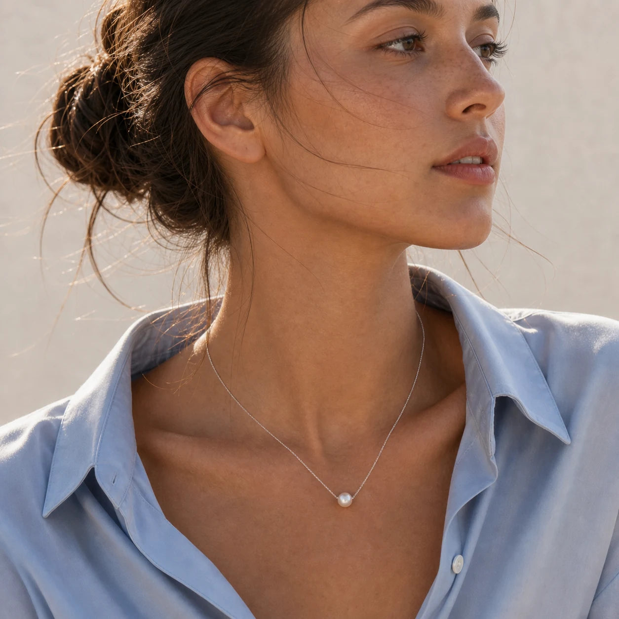 Freshwater pearl necklace 8.5mm in gold model wearing close-up