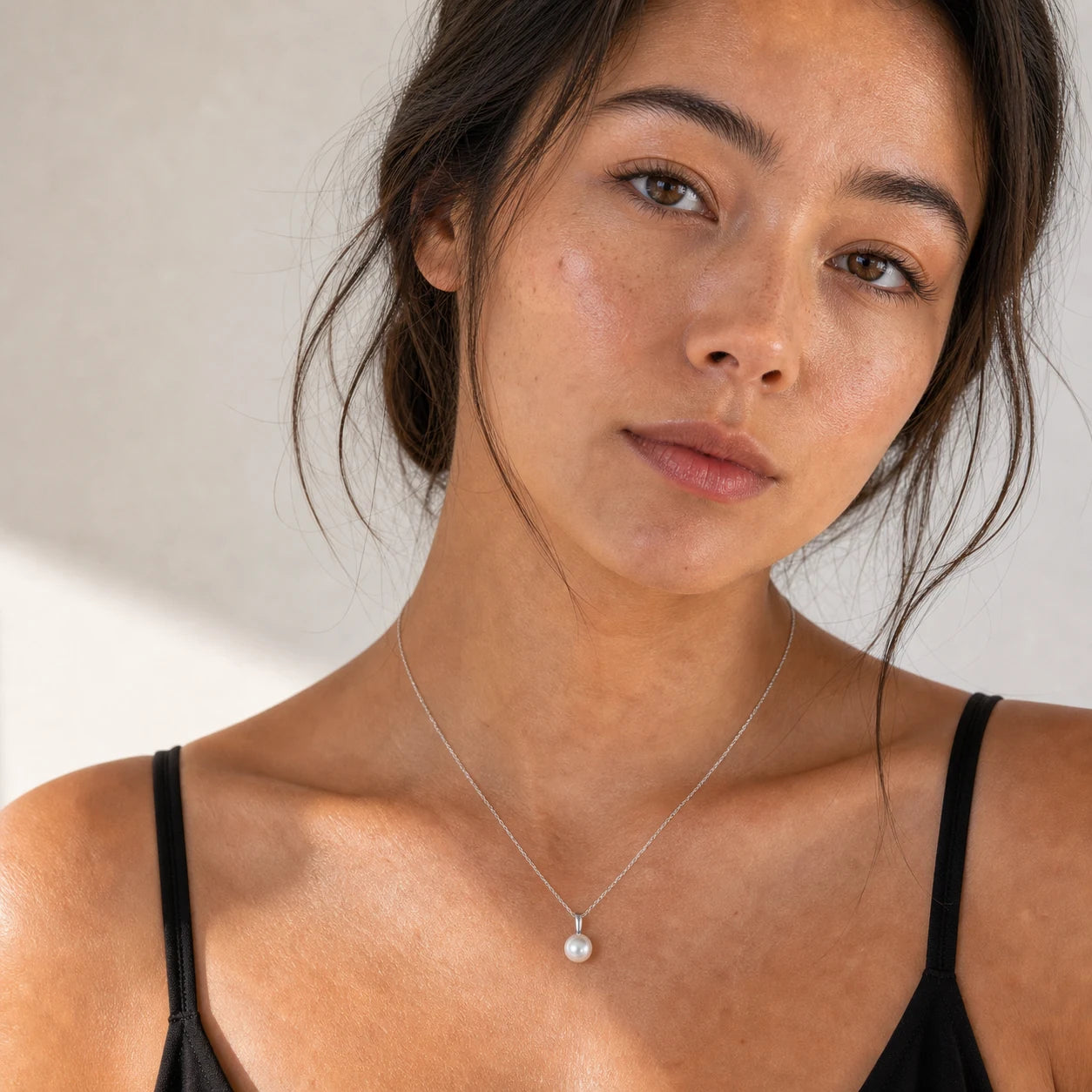 Freshwater pearl necklace 8.5mm in silver model wearing portrait