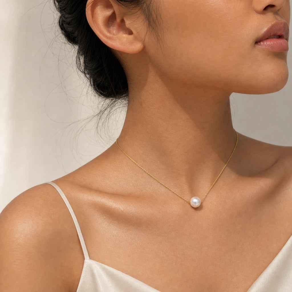 Freshwater pearl necklace 8.5mm in gold model wearing portrait