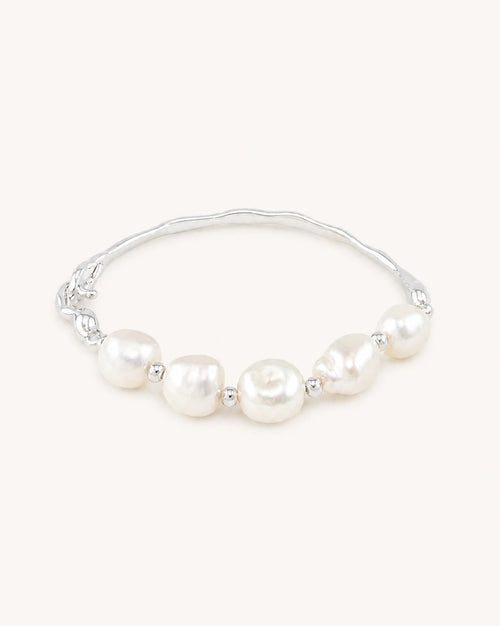Silver baroque freshwater pearl bracelet close-up