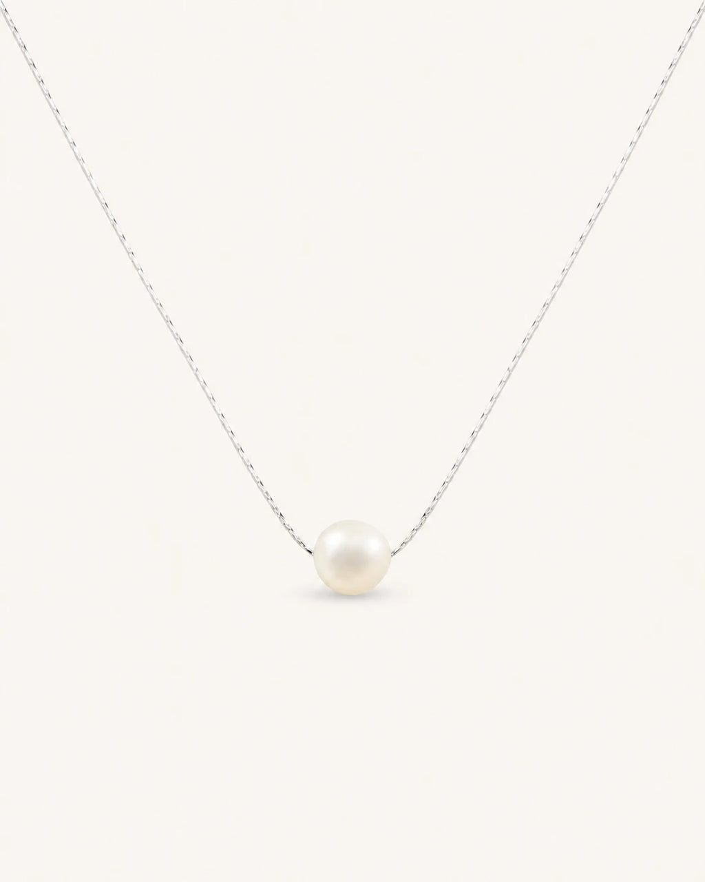 Baroque pearl necklace in silver white background main image